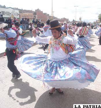 Cholitas de la Tarqueada Junta Vecinal 6 de Agosto lucieron hermosas polleras