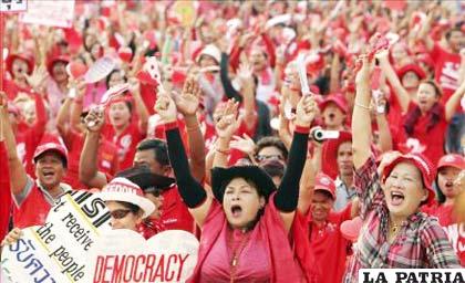 “Camisas rojas” vuelven a la calle en el aniversario del comienzo de las protestas