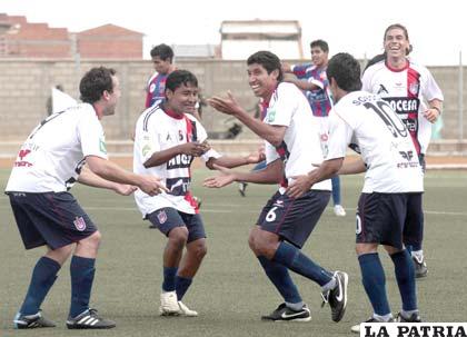 Jugadores de Universitario, celebran la victoria ante La Paz FC