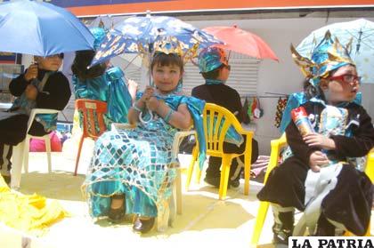Niños muestran la protección contra la radiación del sol