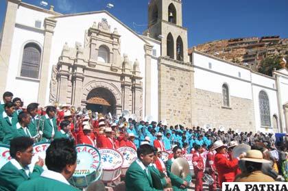 Músicos tocaron al contrapunteo en el atrio del Santuario de la Virgen del Socavón, después de la misa