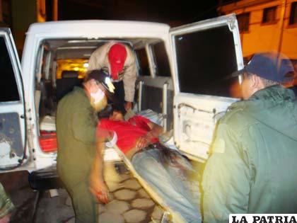 El cuerpo de la víctima es subido a la ambulancia