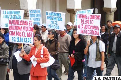 La marcha fue protagonizada por autoridades, docentes, trabajadores y estudiantes de la UTO