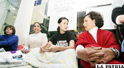 Hijas de Leopoldo Fernández hicieron huelga para que trasladen al ex prefecto de Pando a la cárcel de San Pedro