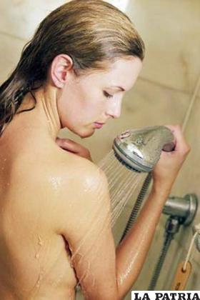 Es posible ahorrar hasta 100 litros de agua en un solo baño de ducha