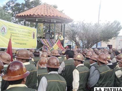 Socios de la Cooperativa Minera Aurífera Nueva “La Joya Ltda.”, participaron del desfile de ayer