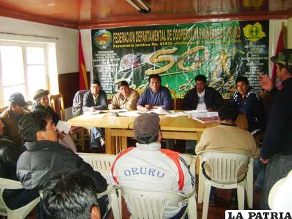 Los cooperativistas no están de acuerdo con las propuestas trabajadas por los Secretarios de Minería de ocho departamentos (foto archivo)