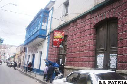 Vulnerando disposiciones en vigencia, locales de expendio de bebidas alcohólicas funcionan junto a establecimiento educativos