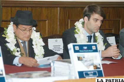 Acto de entrega del cuestionado estudio a diseño final del proyecto Puerto Seco en el que participaron el ex prefecto y un representante de la ibérica Prointec (Foto archivo)