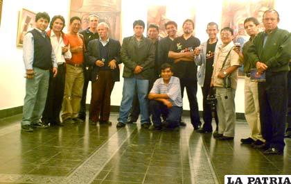 Componentes de “Arte O” que exponen sus obras en Cochabamba