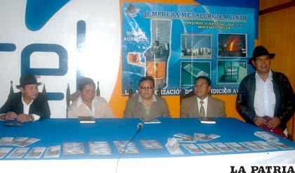 Autores de “Amor de Metal”, junto a directivos de la morenada ENAF en la presentación del nuevo material discográfico