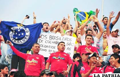 Hinchas de Internacional y Wilstermann