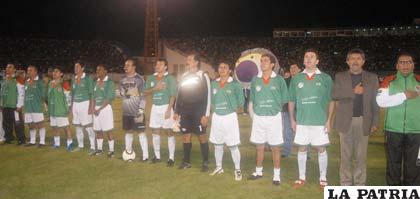 Integrantes del seleccionado nacional de fútbol 1994 que anoche empató con San José 2-2.