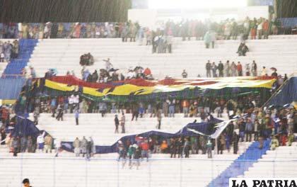 La lluvia “castigó” a los aficionados que llegaron al estadio “Bermúdez”.