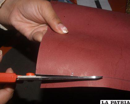 PASO 1
Cortar la cartulina texturada cuero guindo según el molde y hacer el doblez con ayuda de una regla
