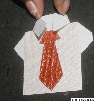 PASO 7
Pegar la corbata hecha con la cartulina texturada de color guindo
