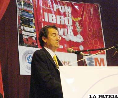 El embajador del Reino de España, Ramón Santos trajo para Oruro importante donación bibliográfica
