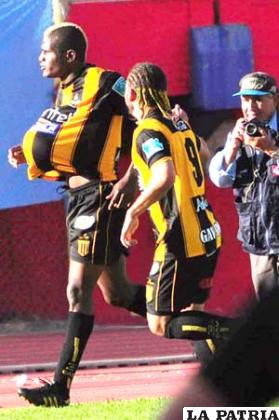 El panameño Renán Addles celebra el gol que anotó junto con Regis de Souza. El gol significó el triunfo de The Strongest ante Aurora