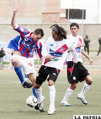 Una acción del partido que jugaron los equipos de La Paz FC y Nacional Potosí