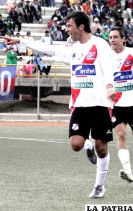 Bryan Aldave, celebra el gol de Nacional Potosí