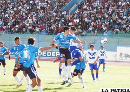 El goleador “santo” Carlos Vargas en un ataque al arco de Blooming.
