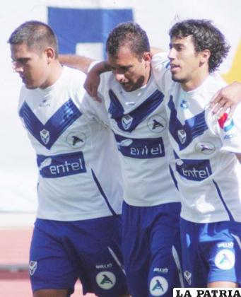 Carlos Vargas, Bruno Juárez y Maximiliano Andrada, celebran el segundo gol de San José a los 9 minutos.