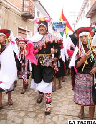 El presidente Evo Morales se vistió de Phujllay y bailó en Tarabuco