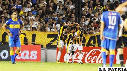 Alegría en los jugadores de Olimpo; tristeza y preocupación en los jugadores de Boca Juniors.