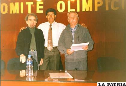 Marcelo Peñaranda (centro) en México, junto a connotados dirigentes del Comité Olímpico Boliviano.