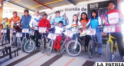 Parte de los bicicrosistas que participaron en la primera fecha del torneo intercolegial que tiene el patrocinio de LA PATRIA