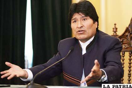 Morales defiende a Gadafi y arremete contra Obama