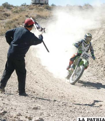 Rudy Valenzuela, cruza la meta en la competencia de motociclismo.