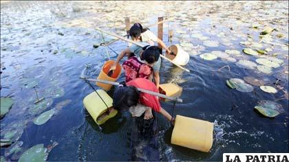 Desde 1992, la Asamblea General de la ONU decidió celebrar el 22 de marzo de cada año como el Día Mundial del Agua. En Birmania, los pobladores de las aldeas y pequeñas ciudades confían en el agua de los lagos, estanques y ríos. En las grandes ciudades el suministro de agua se interrumpe a menudo debido a la escasez de energía.