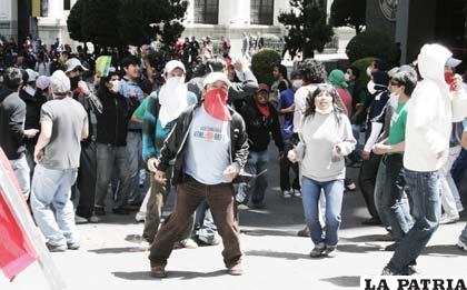 Estudiantes protestan en defensa del Seguro Universitario