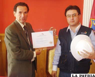Freddy Salguedo en representación del SeLA, (derecha) recibió el reconocimiento de la AAPS a través de su director ejecutivo, James Ávila (izquierda)