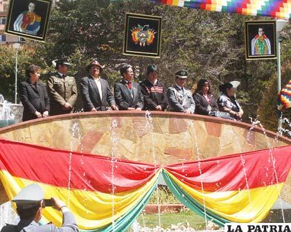 Las principales autoridades del departamento en el palco oficial instalado en el parque Avaroa