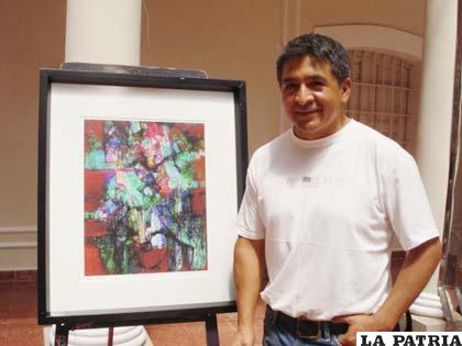 El artista Jean Carlo Sandi, junto a una de sus creaciones