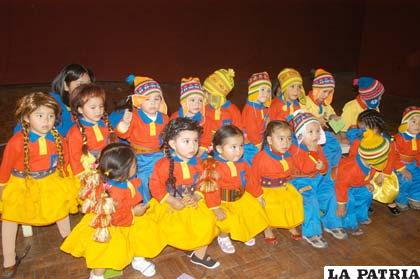 Niños del Happy Kids con ternura y gracia bailaron en homenaje a fechas cívicas