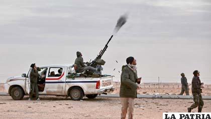 Al menos dieciséis personas murieron, entre ellas cinco niños, y 23 resultaron heridas por ataques de brigadas de Gadafi
