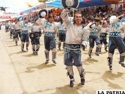 Los caporales, belleza, ritmo y mucha energía joven