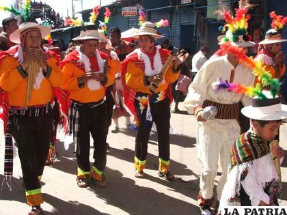 Los zampoñeros otra danza ancestral que tiene su representación en el Carnaval de Oruro