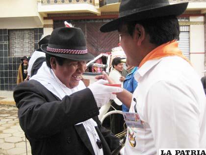 Un abrazo fraterno entre un diablo mañazo y un moreno de la Zona Norte
