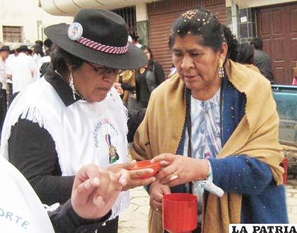 Una tradición de los mañazos que se mantiene desde principios del siglo pasado, es invitar bebidas a los morenos de la Norte para saciar su sed 