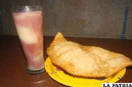 El tradicional api junto al inseparable y sabroso pastel con queso