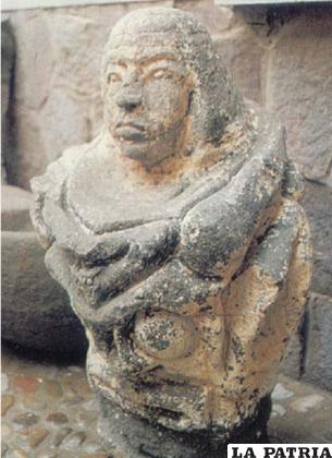 Estela ITWU, Deidad bicéfala procedente de la zona de Itos (metátesis de tiws) (Oruro) trabajada sobre cal hidráulica (Katawi o quluqulu katawi, en lengua aimara), claramente representativa, a partir de la parte superior, del Twuintatila, de los uru, o posterior Tunupa de los aymaras (A. Posnansky, Antropología..., 1937, p. 91), imagen, ésta, encaramada sobre la inferior del waraqu o diablo uru, o del Supay (aimaru-quichua). Al centro, se aprecia la figura del cervato (Tarujja o hurina). Clara es la diferencia de Tunupa, más próxima a caracteres de braquicéfala, leptorrhina y leptoprosopa, que la de los que corresponden a la faz del waraqu uru (parte inferior) con caracteres de mesorrhina y camaeprosopa. (R. Condarco)
