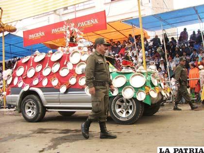 La platería fue siempre parte de la entrada devocional, ahora se luce en modernos motorizados antes, era portada por 50 o 60 mulas