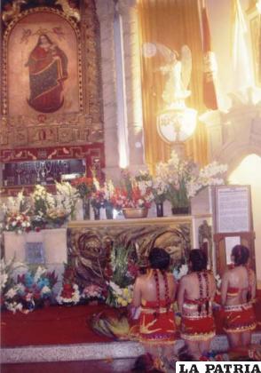 Los devotos de la Virgen del Socavón terminan a sus pies en al altar del Santuario dedicado en su honor