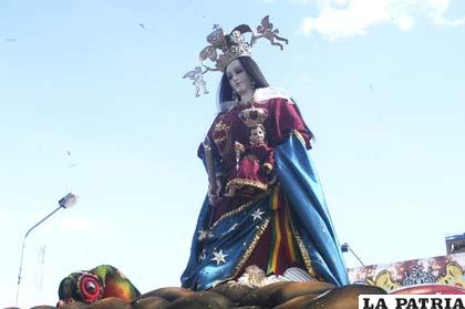 Según la visión de la Iglesia, la Virgen se enfrenta con “los espíritus del mal”, mientras que en la visión popular, la Virgen se encuentra con “los nuestros”, con nuestros antepasados, con nosotros mismos.