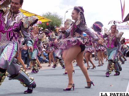 Las mujeres bailan con pasos estilizados, luciendo provocativos diseños de pollera corta y lencería sugestiva, en tanto los varones bailan con látigo en mano que representa “poder”