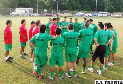 La práctica de la selección nacional de fútbol se cerró ayer con una charla técnica.